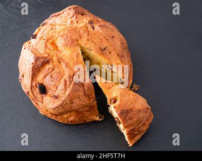 Italienische Panettone-Biskuitkuchen oder süße Brotscheiben aus Mailand, traditionell zu Weihnachten serviert Stockfoto