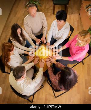 Gruppenmeditation zielt darauf ab, die ganze Welt von Coronavirus zu heilen. Gruppenladung der Energie der Pyramide der Wünsche im Strom des reiki Stockfoto