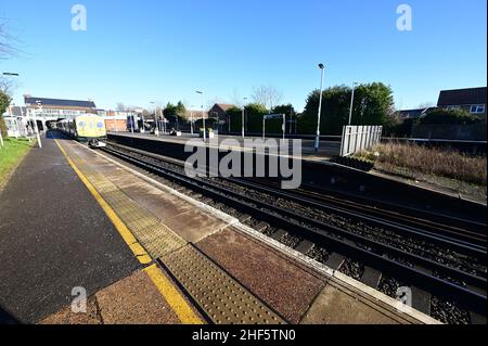 Horley Bahnhof in Surrey am 14 2022. Januar an einem kalten Wintermorgen. Stockfoto