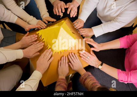 Gruppenmeditation zielt darauf ab, die ganze Welt von Coronavirus zu heilen. Gruppenladung der Energie der Pyramide der Wünsche im Strom des reiki Stockfoto