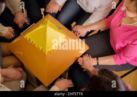 Gruppenmeditation zielt darauf ab, die ganze Welt von Coronavirus zu heilen. Gruppenladung der Energie der Pyramide der Wünsche im Strom des reiki Stockfoto