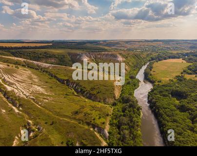 Der Fluss Sewerskiy Donez, umgeben von Kalkfelsen, ein Schutzgebiet in der Nähe von Swjatogorsk, Ukraine. Drohnenfoto. Stockfoto