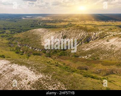 Alte Multimillionen Kreide Berge auf der Steppenoberfläche der Erde, Ukraine. Drohnenfotografie Stockfoto