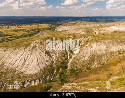 Alte Multimillionen Kreide Berge auf der Steppenoberfläche der Erde, Ukraine. Drohnenfotografie Stockfoto