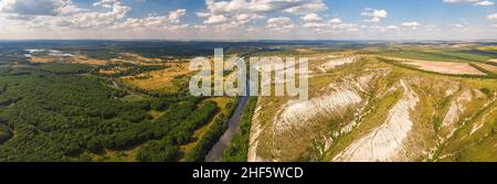 Der Fluss Sewerskiy Donez, umgeben von Kalkfelsen, ein Schutzgebiet in der Nähe von Swjatogorsk, Ukraine. Drohnenfoto. Stockfoto