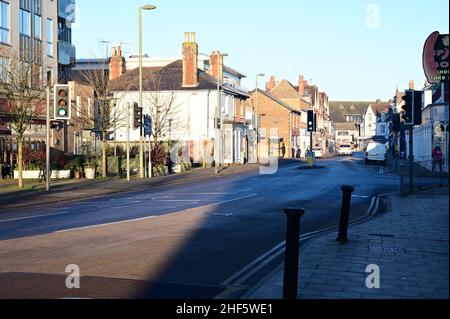 Victoria Road in Horley am kalten, hellen Wintermorgen am 14. januar 2022. Stockfoto