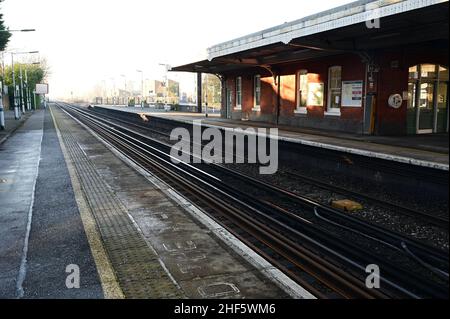 Horley Bahnhof in Surrey am 14 2022. Januar an einem kalten Wintermorgen. Stockfoto