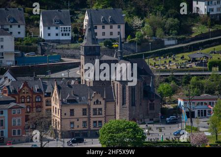 St. Goar, Deutschland 9. Mai 2021, Blick von oben auf die katholische Pfarrkirche St. Goar am Rhein Stockfoto