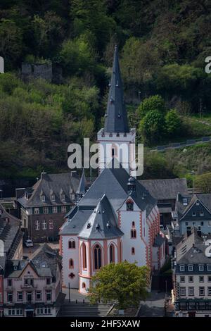 St. Goar, Deutschland 9. Mai 2021 Blick von oben auf die Stiftskirche St. Goar Stockfoto