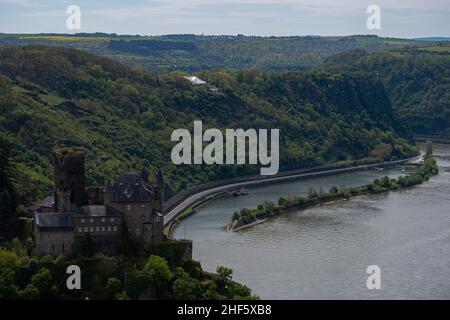 Der Blick auf Schloss Katz, den Rhein und die Loreley bei St. Goarhausen Stockfoto