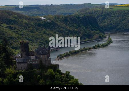 Der Blick auf Schloss Katz, den Rhein und die Loreley bei St. Goarhausen Stockfoto