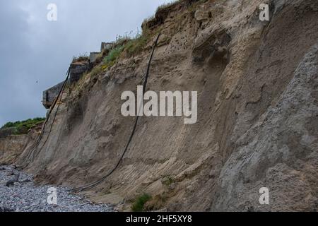 Die Steilküste von Wustrow mit alten Bunkersystemen Stockfoto