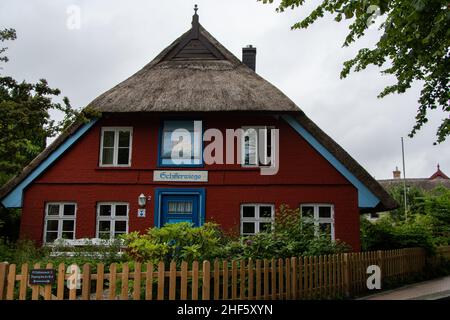 Wustrow, Deutschland 23. Juni 2021, schönes klassisches Reetdachhaus an der Ostsee Stockfoto