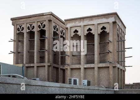 Alte arabische Windfänger, traditionelle Windtürme zur Belüftung von Gebäuden, architektonisches Merkmal von Gebäuden aus dem Nahen Osten, Old Dubai, United Stockfoto