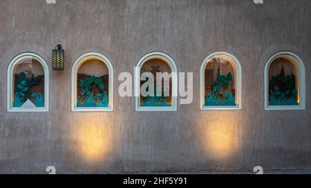 Dubai, VAE, 27.09.21. Dekorative Portale im arabischen Stil, die arabische Architektur und den Alltag im historischen Viertel Al Fahidi in Deira zeigen. Stockfoto