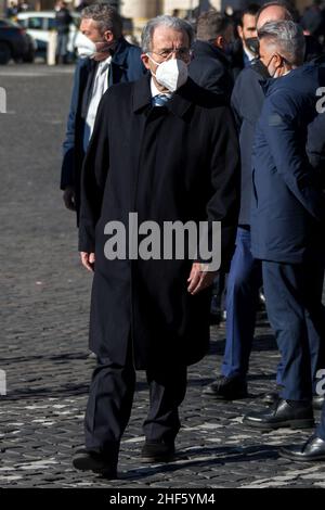 Rom, Italien. 14th Januar 2022. Romano Prodi, ehemaliger Präsident der Europäischen Kommission und ehemaliger italienischer Premierminister, nimmt an der Staatsbegräbnisfeier des Präsidenten des Europäischen Parlaments, David Sassoli, in der Basilika Santa Maria degli Angeli e dei Martiri in Rom Teil. David Sassoli starb am 11th. Januar 2022 im Alter von 65 Jahren nach einer „Dysfunktion seines Immunsystems“. Kredit: LSF Foto/Alamy Live Nachrichten Stockfoto