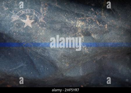 Draufsicht auf die blaue Linienflagge des Staates Nevada, USA. Vereinigte Staaten von Amerika Polizeiflagge. Retro-Flagge mit Grunge-Textur. Kein Fahnenmast. Ebenenlayout, desi Stockfoto