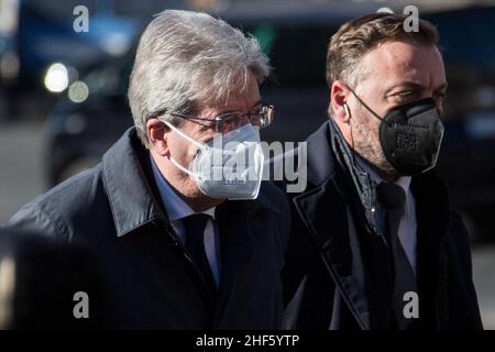 Rom, Italien. 14th Januar 2022. Paolo Gentiloni, Europäischer Wirtschaftskommissionar und ehemaliger italienischer Premierminister, nimmt an der Beerdigung des Präsidenten des Europäischen Parlaments, David Sassoli, in der Basilika Santa Maria degli Angeli e dei Martiri in Rom Teil. David Sassoli starb am 11th. Januar 2022 im Alter von 65 Jahren nach einer „Dysfunktion seines Immunsystems“. Kredit: LSF Foto/Alamy Live Nachrichten Stockfoto