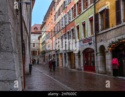 Annecy, Frankreich - 7. Januar 2022: Mittelalterliche historische Altstadt von französisch Annecy mit bunten Fassaden Stockfoto