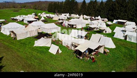 Luftaufnahme von Blood Lake Rendezvous Lager von historischen Re-enactors vor 1840 mit Pionierzeitkleidung, Aktivitäten, Woodford, WI, USA Stockfoto