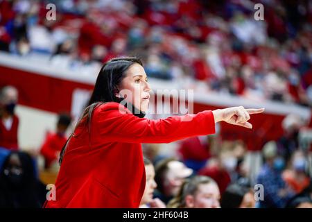 Bloomington, Usa. 13th Januar 2022. Trainerin Amy Williams aus Nebraska Cornhuskers reagiert während des NCAA-Basketballspiels zwischen Indiana Hoosiers und Nebraska Cornhuskers in der Bloomington Assembly Hall. Endergebnis: Indiana Hoosiers 72:65 Nebraska Cornhuskers. Kredit: SOPA Images Limited/Alamy Live Nachrichten Stockfoto