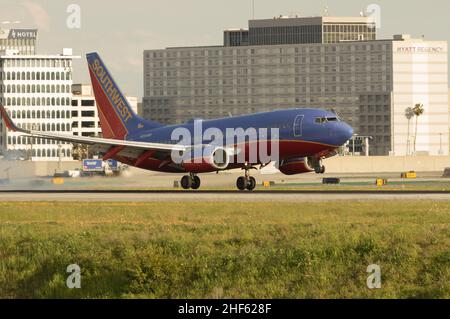 Southwest Airlines Boeing 737-7H4 mit der Registrierung N219WN gezeigt, die am LAX, Los Angeles International Airport landet. Stockfoto