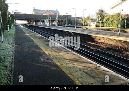 Horley Bahnhof in Surrey am 14 2022. Januar an einem kalten Wintermorgen. Stockfoto