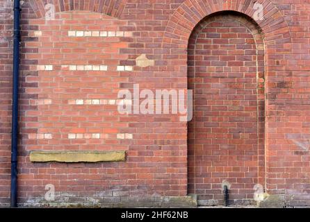 Gemauerte Tür und Fenster in Oldham, Greater Manchester, Großbritannien. Stockfoto