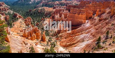 Große Türme geschnitzten entfernt, die durch Erosion im Bryce Canyon National Park, Utah, USA Stockfoto