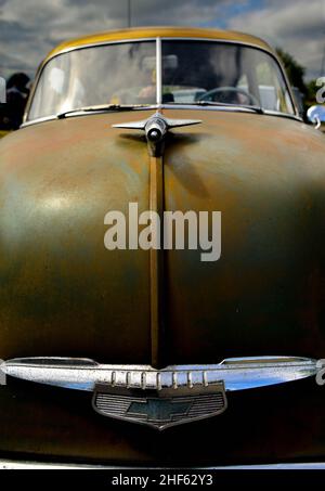 Alte 19502 Chevrolet Front-End-Detail mit Chrom-Kapuze Ornament und Patina-Finish, Clubmitglieder Auto von Stockport Rainy City Cruisers. Stockfoto