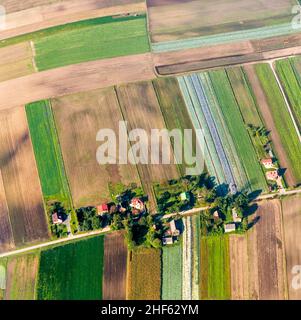 Luftaufnahme von polnem Ackerland in der Nähe von Krakau Stockfoto