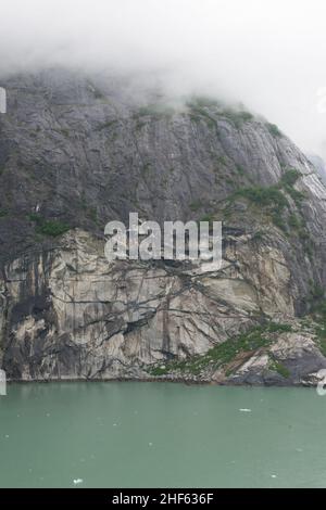 Eine der vielen Schergranitfelsen im Tracy Arm Fjord, Alaska. Stockfoto