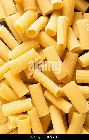 Blick von oben und Nahaufnahme der Rigatoni Pasta. Stockfoto