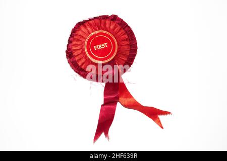 Rosette-Preisabzeichen der Vintage-Gewinnerin für die Best-in-Show oder Gewinn eines Race of Award auf weißem Hintergrund Stockfoto