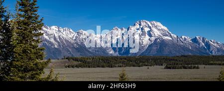 Grand Teton National Park, Wyoming, USA, mit blauem Himmel in der Nähe des Snake River in Jackson Hole, Panorama Stockfoto