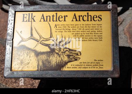 Schild für die berühmten Elchgeweihbögen in Jackson, Wyoming, USA auf dem Stadtplatz, horizontal Stockfoto