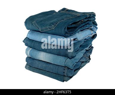 Ein Stapel Jeans in verschiedenen Farben auf weißem Hintergrund. Jeans isolieren mit Platz für Beschriftung Stockfoto