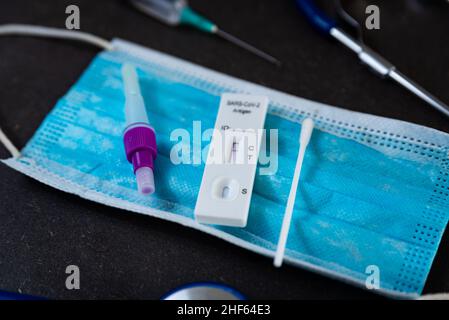 Ein schneller Antigen-Test auf SARS-CoV-2 oder Covid wird auf einem Tisch mit Nasenstäbchen während eines schnellen Bedarfs aufgrund der Omicron-Variante von Cov gesehen Stockfoto