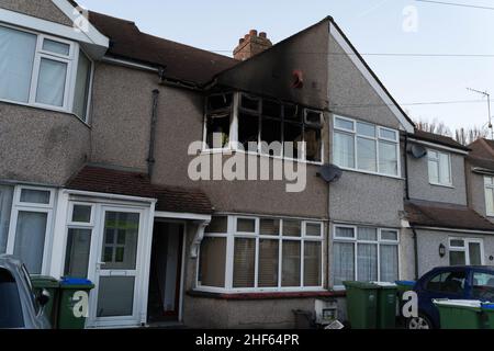 Bexley, London, Großbritannien. 14th Januar 2022. Vier Feuerwehrfahrzeuge und 25 Feuerwehrleute wurden zu einem zweistöckigen, mittleren Reihenhaus-Brand auf der Dorchester Avenue in Bexley gerufen. Feuerwehrmannschaften aus den Feuerwachen Sidcup, Bexley und Erith sowie Rettungsmannschaften nahmen am Tatort Teil. Quelle: Xu Bao/Alamy Live News Stockfoto