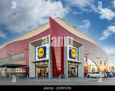 Savigliano, Cuneo, Italien - Gennaio 14, 2022: LIDL Supermarkt Moderne Architektur, Lidl Stiftung & Co. Kg ist eine europäische Supermarktkette aus Deutschland Stockfoto