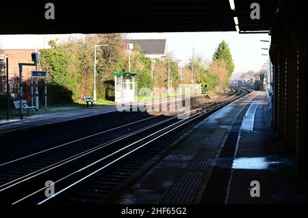 Horley Bahnhof in Surrey am 14 2022. Januar an einem kalten Wintermorgen. Stockfoto