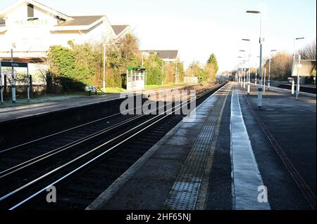 Horley Bahnhof in Surrey am 14 2022. Januar an einem kalten Wintermorgen. Stockfoto