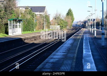 Horley Bahnhof in Surrey am 14 2022. Januar an einem kalten Wintermorgen. Stockfoto