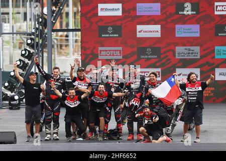 Dschidda, Saudi-Arabien. 14th Januar 2022. Team Rieju beim Podiumsplatz der Rallye Dakar 2022 am 14th 2022. Januar in Jeddah, Saudi-Arabien - Foto: Julien Delfosse/DPPI/LiveMedia Kredit: Unabhängige Fotoagentur/Alamy Live News Stockfoto