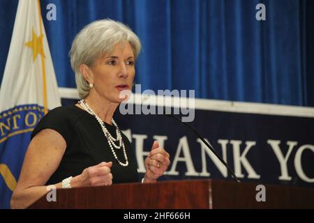 Secretary Sebelius hält am Donnerstag, dem 24. März, bei der Zeremonie der HHS, bei der die kombinierte Verleihung der Federal Campaign Awards stattfand, Bemerkungen. Stockfoto