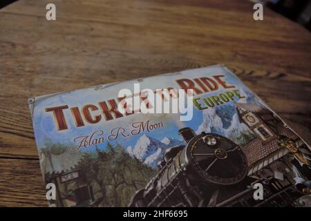 Ticket To Ride Europe. Ein Brettspiel im Bahnstil, bei dem Spiele Routen bauen, um Städte zu verbinden. Das Familienspiel hat mehrere Auszeichnungen gewonnen. Stockfoto