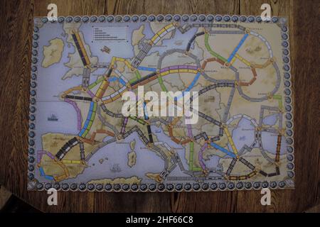 Ticket To Ride Europe. Ein Brettspiel im Bahnstil, bei dem Spiele Routen bauen, um Städte zu verbinden. Das Familienspiel hat mehrere Auszeichnungen gewonnen. Stockfoto