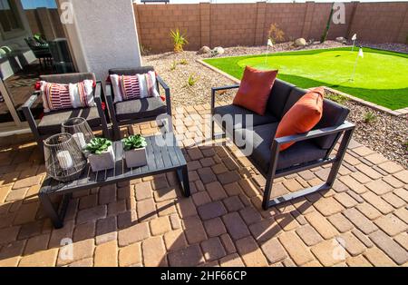 Hinterer Hof-Konversationsbereich Auf Der Terrasse Mit Hinterhof-Putting Green Stockfoto