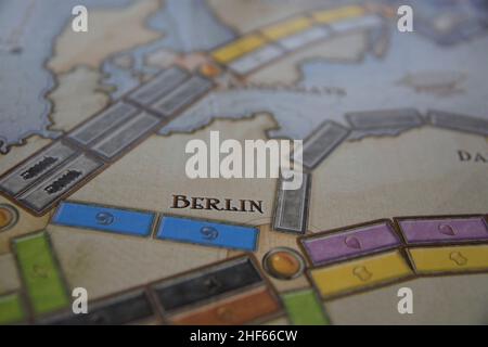 Ticket To Ride Europe. Ein Brettspiel im Bahnstil, bei dem Spiele Routen bauen, um Städte zu verbinden. Das Familienspiel hat mehrere Auszeichnungen gewonnen. Stockfoto