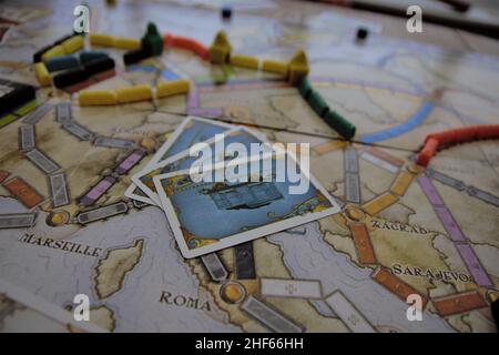 Ticket To Ride Europe. Ein Brettspiel im Bahnstil, bei dem Spiele Routen bauen, um Städte zu verbinden. Das Familienspiel hat mehrere Auszeichnungen gewonnen. Stockfoto